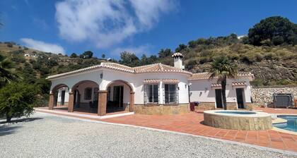 Andalusische Villa mit Pool, Meer- & Bergblick und traumhaften Sonnenuntergängen
