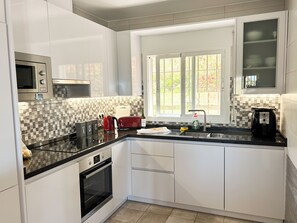 Frigorífic, microones, forn i placa de cuina