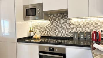 Frigorífico, microondas, horno y placa de cocina