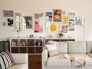 Smart TV, chimenea, mesa de ping pong, libros