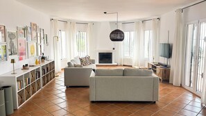 Smart TV, chimenea, mesa de ping pong, libros