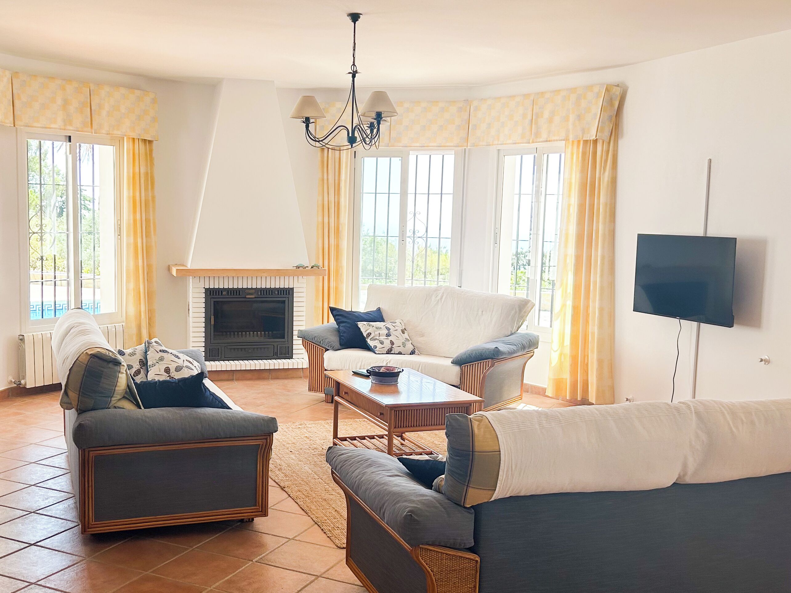 TV connectée, cheminée, table de tennis de table, livres