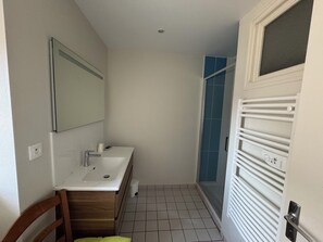 Shower, hair dryer, towels