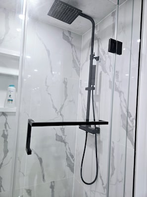 Douche, sĂšche-cheveux, serviettes fournies, savon