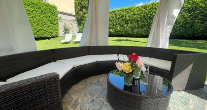 2-bedroom Casa Lago in the center surrounded by its garden, parking, AC, WiFi.