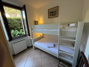 2 quartos, ferros/tábuas de passar roupa, berço de viagem
