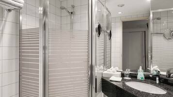 Klassieke tweepersoonskamer, uitzicht op tuin | Badkamer | Een douche, een haardroger, handdoeken, zeep