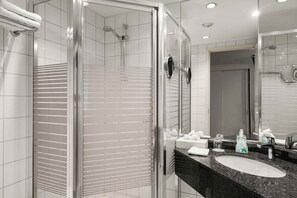 Habitación clásica doble, vistas al jardín | Baño | Ducha, secador de pelo, toallas y jabón