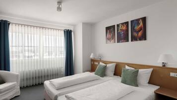 Klassieke tweepersoonskamer, uitzicht op tuin | Een bureau, een laptopwerkplek, gratis wifi, beddengoed