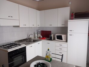 Kjøleskap, mikrobølgeovn, ovn og kokeplater