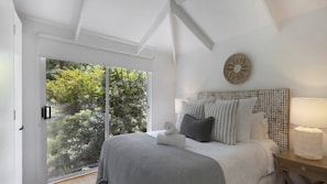 4 bedrooms, iron/ironing board, internet, bed sheets