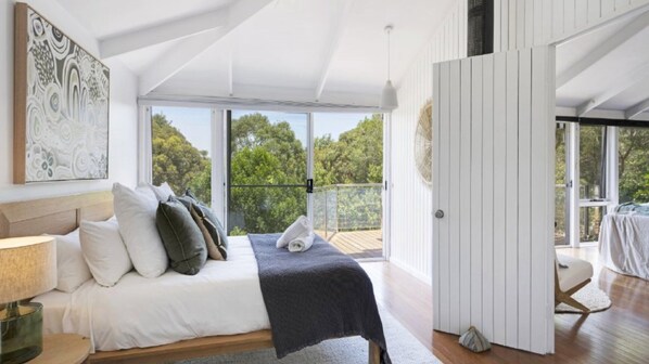 4 bedrooms, iron/ironing board, internet, bed sheets