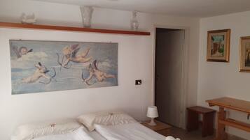 2 Schlafzimmer, Schreibtisch, Reisekinderbett, WLAN