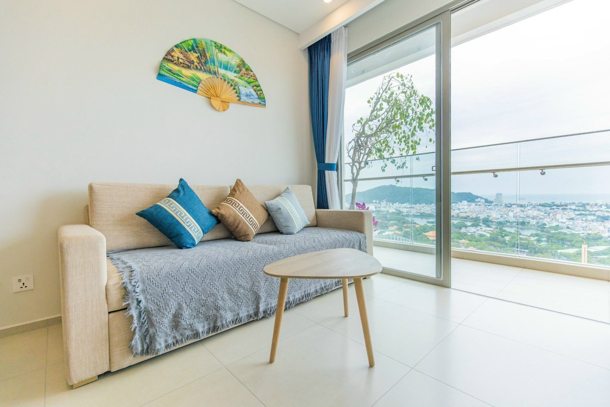 Apartamento superluxo, vista para a praia | Área de estar | TV de tela plana, livros