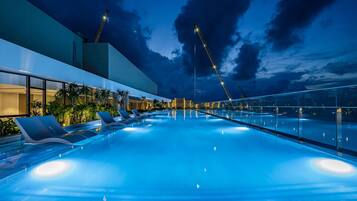 2 outdoor pools