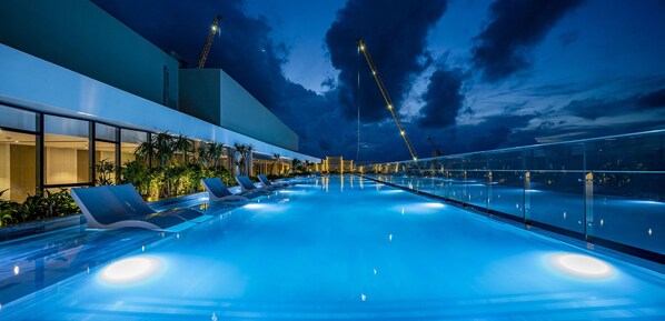 2 outdoor pools