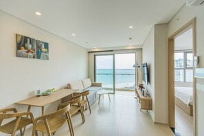 Perhehuoneisto | Oleskelualue | Taulutelevisio, kirjoja