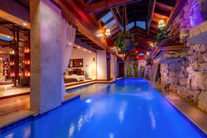 Una piscina cubierta, una piscina climatizada