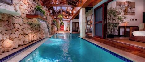 Alberca techada y alberca climatizada