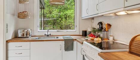 Fridge, cookware/dishes/utensils