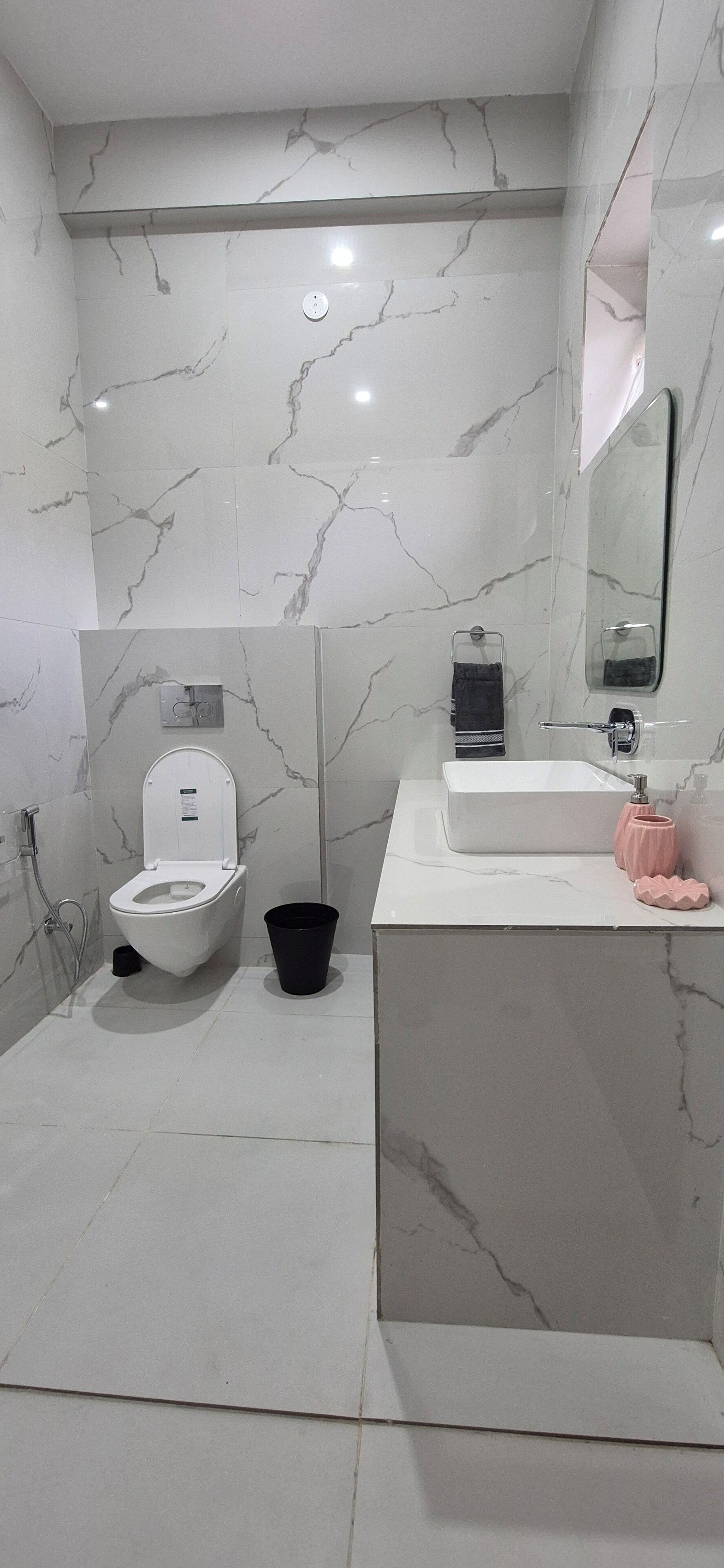 Douche, serviettes fournies, savon, papier toilette