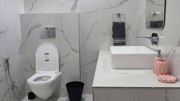 Douche, serviettes fournies, savon, papier toilette