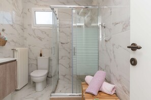 Douche, sèche-cheveux, serviettes fournies, savon