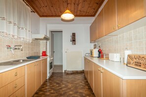 Fridge, oven, stovetop, coffee/tea maker