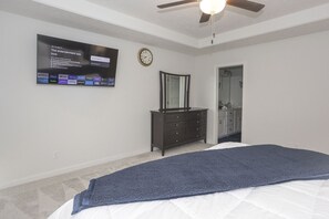 5 habitaciones, escritorio y tabla de planchar con plancha