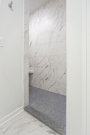 Een haardroger, handdoeken