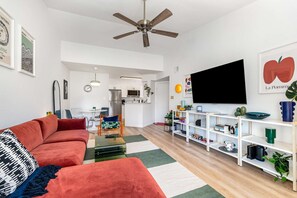 TV, books - Pondview Condo: 0.5mi to Beach! (Melbourne)