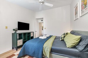 1 bedroom, desk, iron/ironing board, WiFi - Pondview Condo: 0.5mi to Beach! (Melbourne)