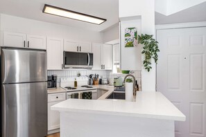 Fridge, microwave, oven, stovetop - Pondview Condo: 0.5mi to Beach! (Melbourne)