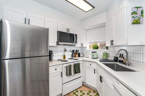 Fridge, microwave, oven, stovetop - Pondview Condo: 0.5mi to Beach! (Melbourne)