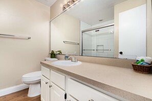 Secador de pelo, toallas