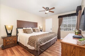 2 habitaciones, escritorio y tabla de planchar con plancha 