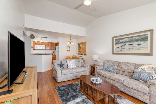 Cozy open concept living and dining room area