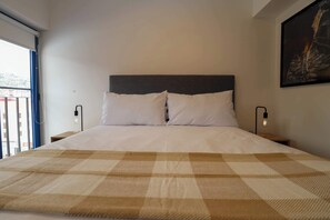 2 bedrooms, desk, iron/ironing board, internet