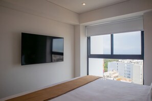 3 bedrooms, desk, WiFi, bed sheets