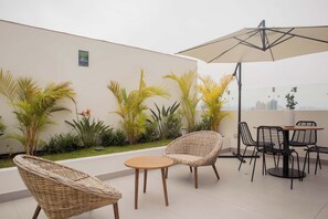 Outdoor dining - w* | Beautiful 3BR w/ Balcony in San Isidro (Lima)