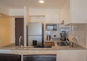 Microondas, placa de cocina, utensilios de cocina