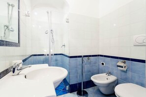 Shower, hair dryer, bidet, towels - Casa Dorothea 1 with shared pool - My Rental Homes (Vico Equense)