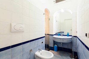 Douche, séchoir à cheveux, bidet, serviettes fournies