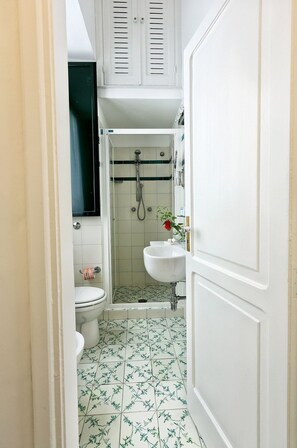 Doccia, asciugacapelli, bidet, asciugamani