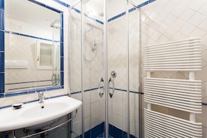 Douche, sĂšche-cheveux, bidet