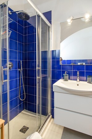 Een douche, een haardroger, een bidet