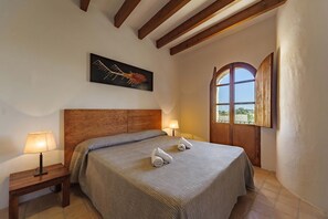 6 quartos, ferros/tábuas de passar roupa, Wi-Fi de cortesia