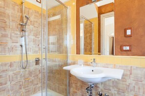 Shower, jetted bath, hair dryer, bidet - Villa Castore with private pool - My Rental Homes (Massa Lubrense)
