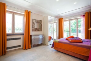 6 slaapkamers, een strijkplank/strijkijzer, reisbedje, gratis wifi