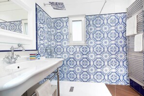 Dutxa, assecador de cabells i bidet 